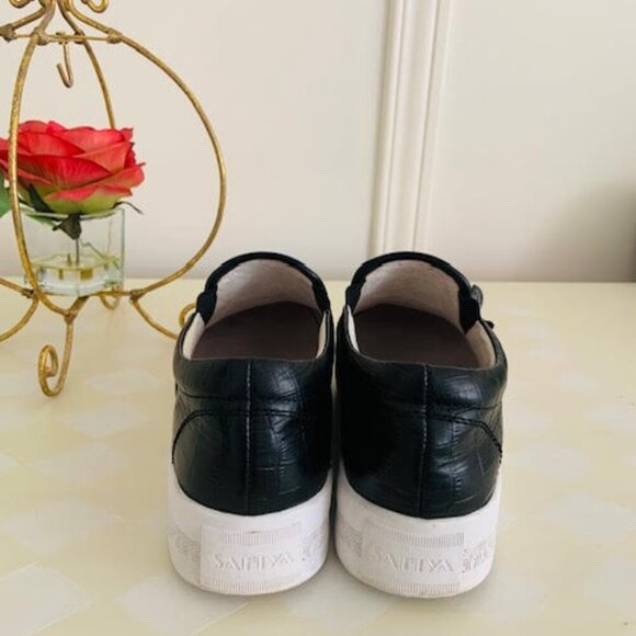 SAFIYA- Leather  - Slip on  sneakers  👀.   6 US/CA - Picture 4 of 11